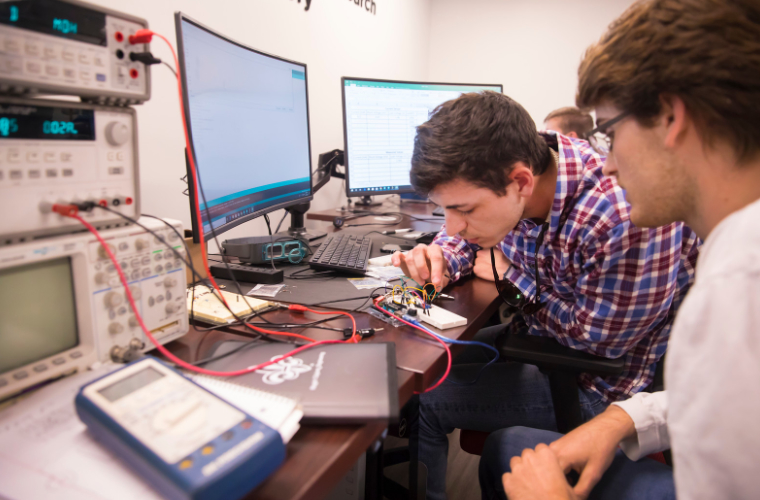 UL Lafayette computer engineering students