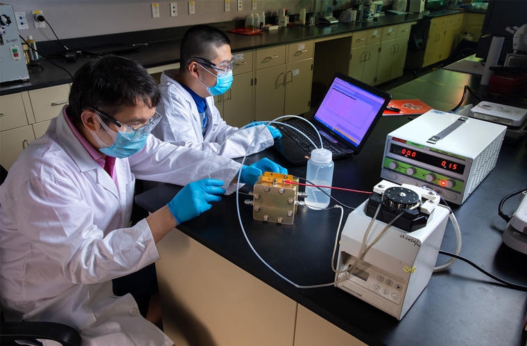 checkerboard_chemical_engineering_bioengineering_concentration_students_in_lab