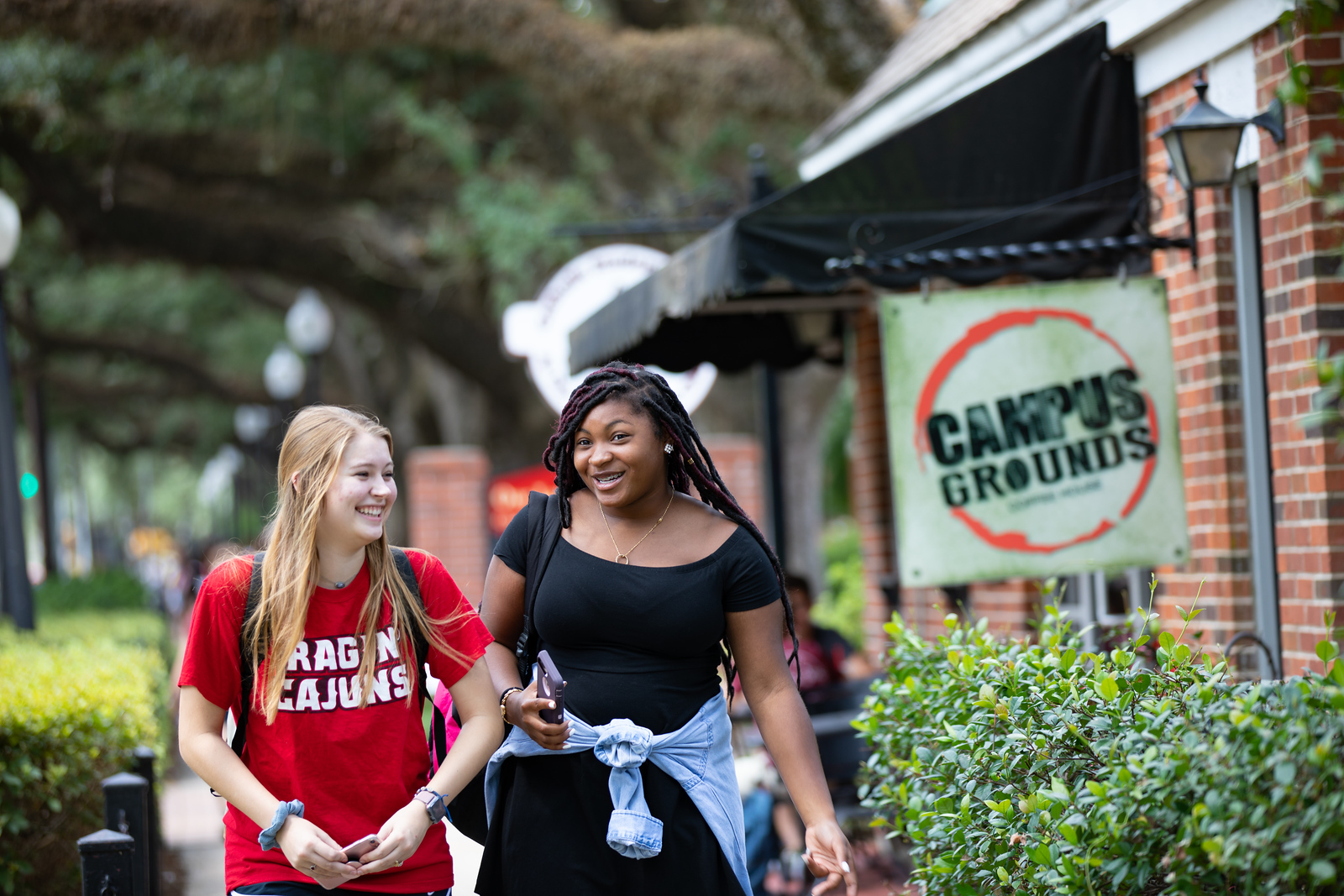 UL students walking to class