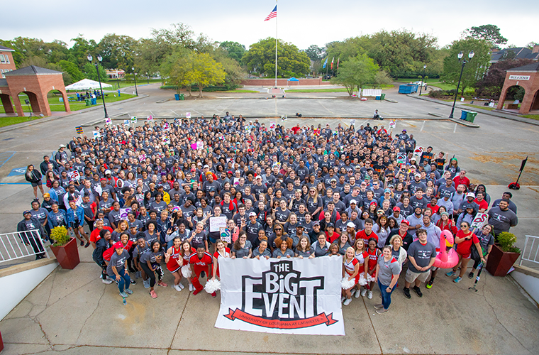 Ragin' Cajuns outside of Martin Hall at UL Lafayette for the Big Event