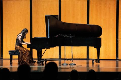 Meldy Tanako performing